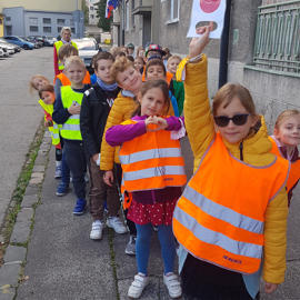 dopravacik - pred policajnou stanicou