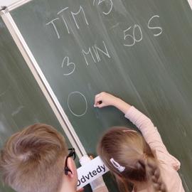 61943