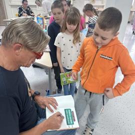 messenger_creation_5ac94370-8f6e-4d9e-b741-3dfdeae89938